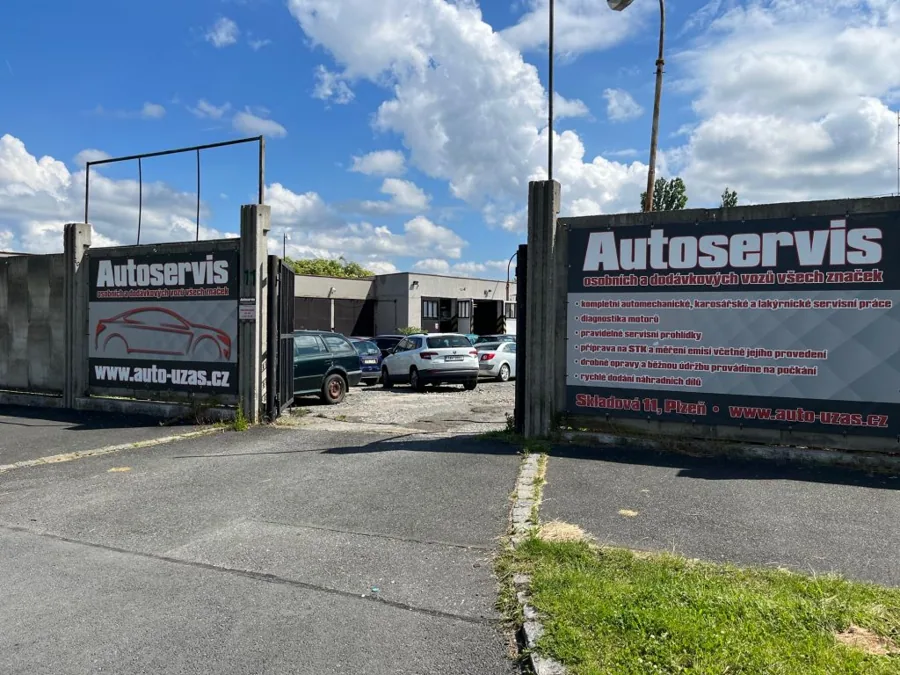 Vjezdová brána do areálu autoservisu Auto Úžas