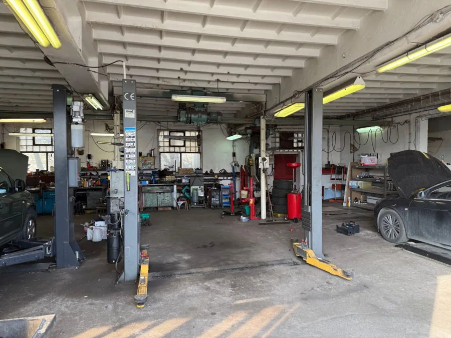 Servisní hala Auto Úžas s několika zvedáky
