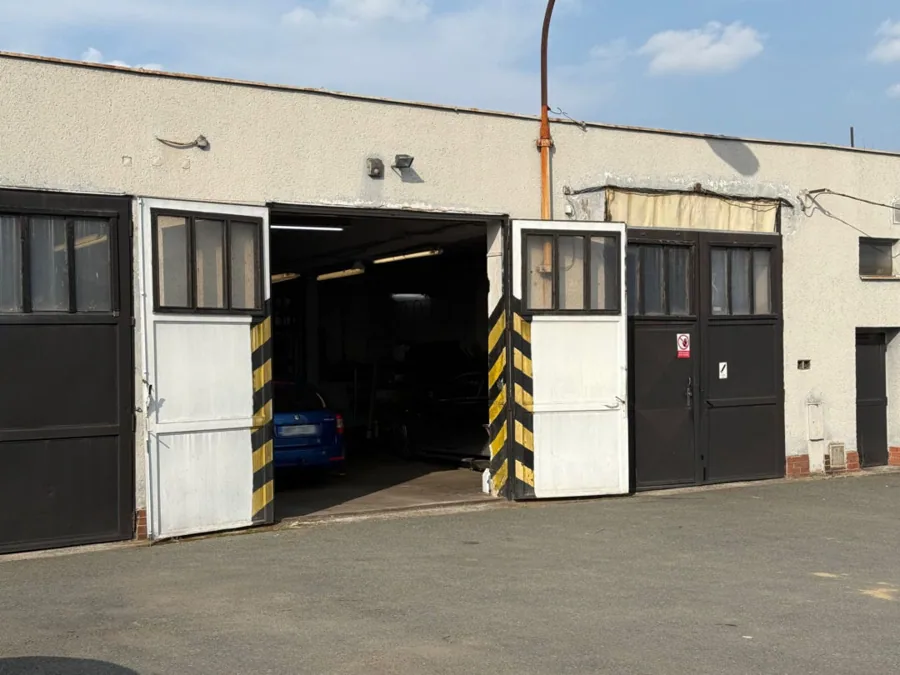 Vjezd do servisní haly autoservisu
