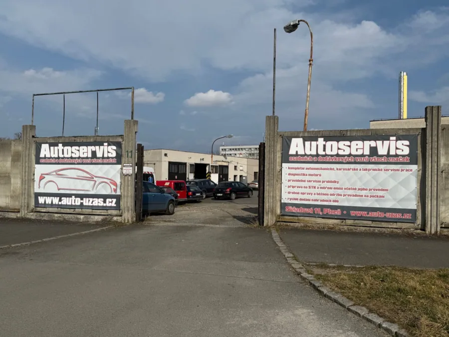 Areál autoservisu Auto Úžas s informačními bannery
