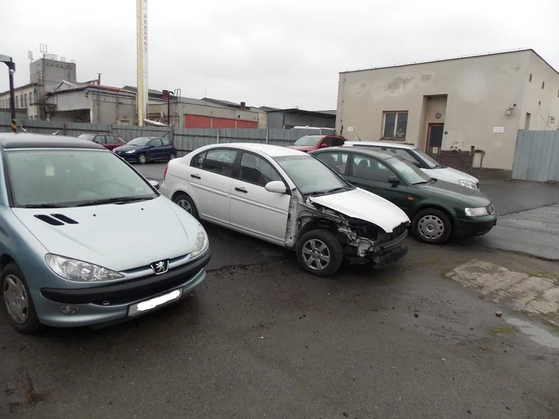 Havarovaná vozidla přistavená k opravě před servisem